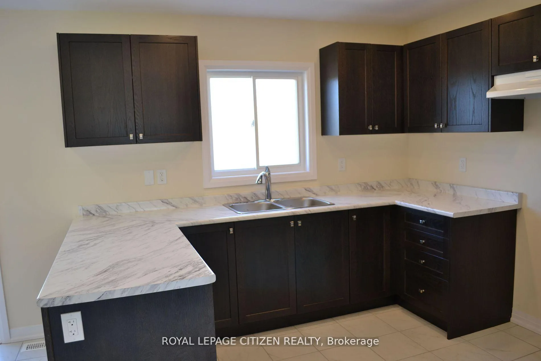 Photo 10 of 41 Carew Boulevard, Kawartha Lakes, Lindsay — HOMEH