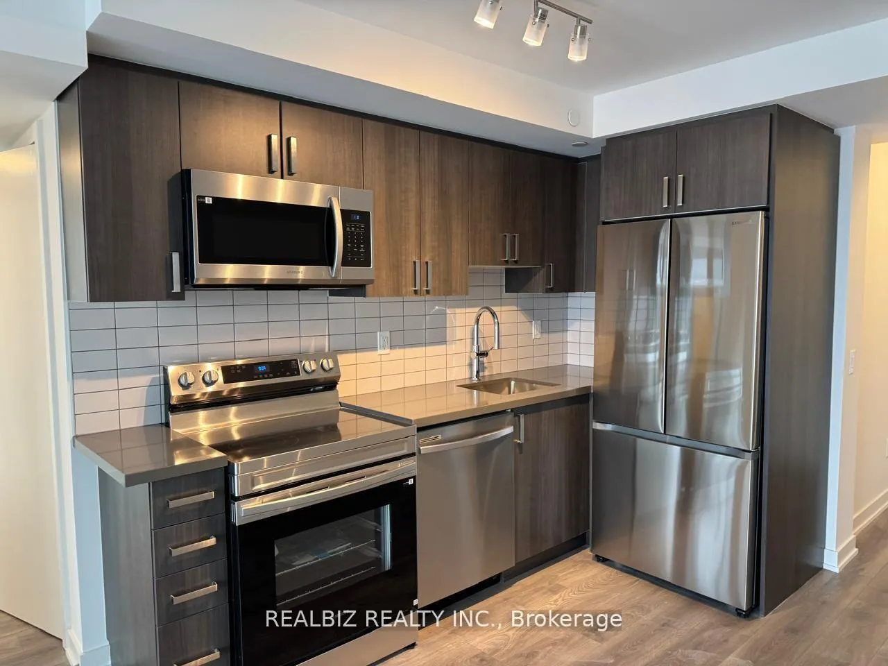 Photo 11 of Unit 902, 1010 Sandy Beach Road, Pickering, Bay Ridges — HOMEH
