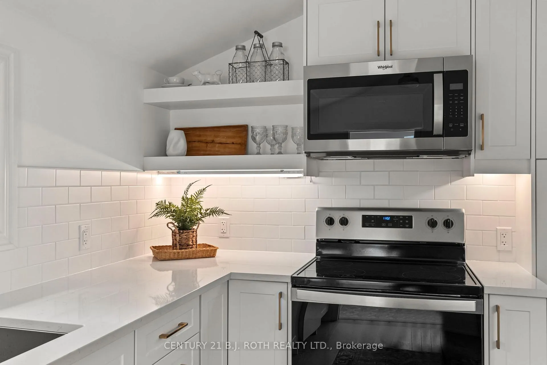 Photo 28 of 13 Nelson Square E, Barrie, North Shore — HOMEH