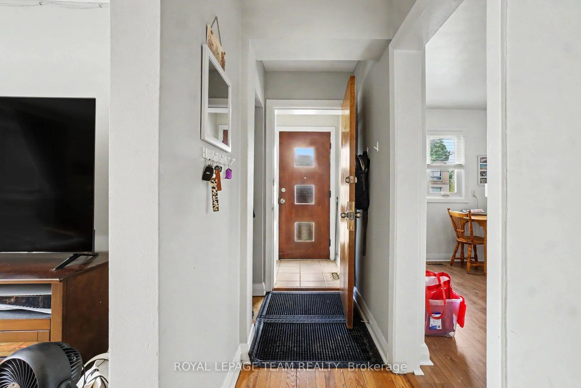 Photo 4 of 707 Edison Avenue, Ottawa, Laurentianview — HOMEH