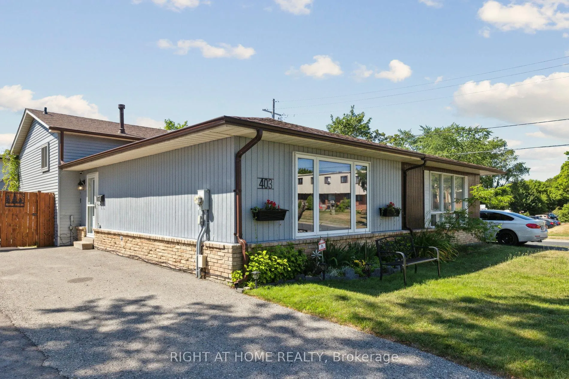 Photo 2 of 403 Chandos Court, Oshawa, Lakeview — HOMEH