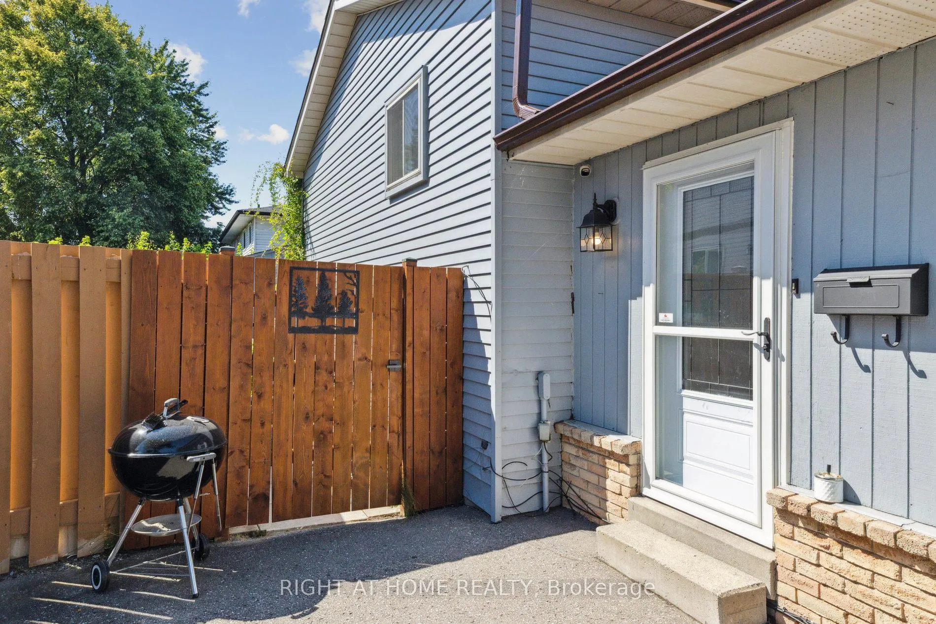 Photo 3 of 403 Chandos Court, Oshawa, Lakeview — HOMEH