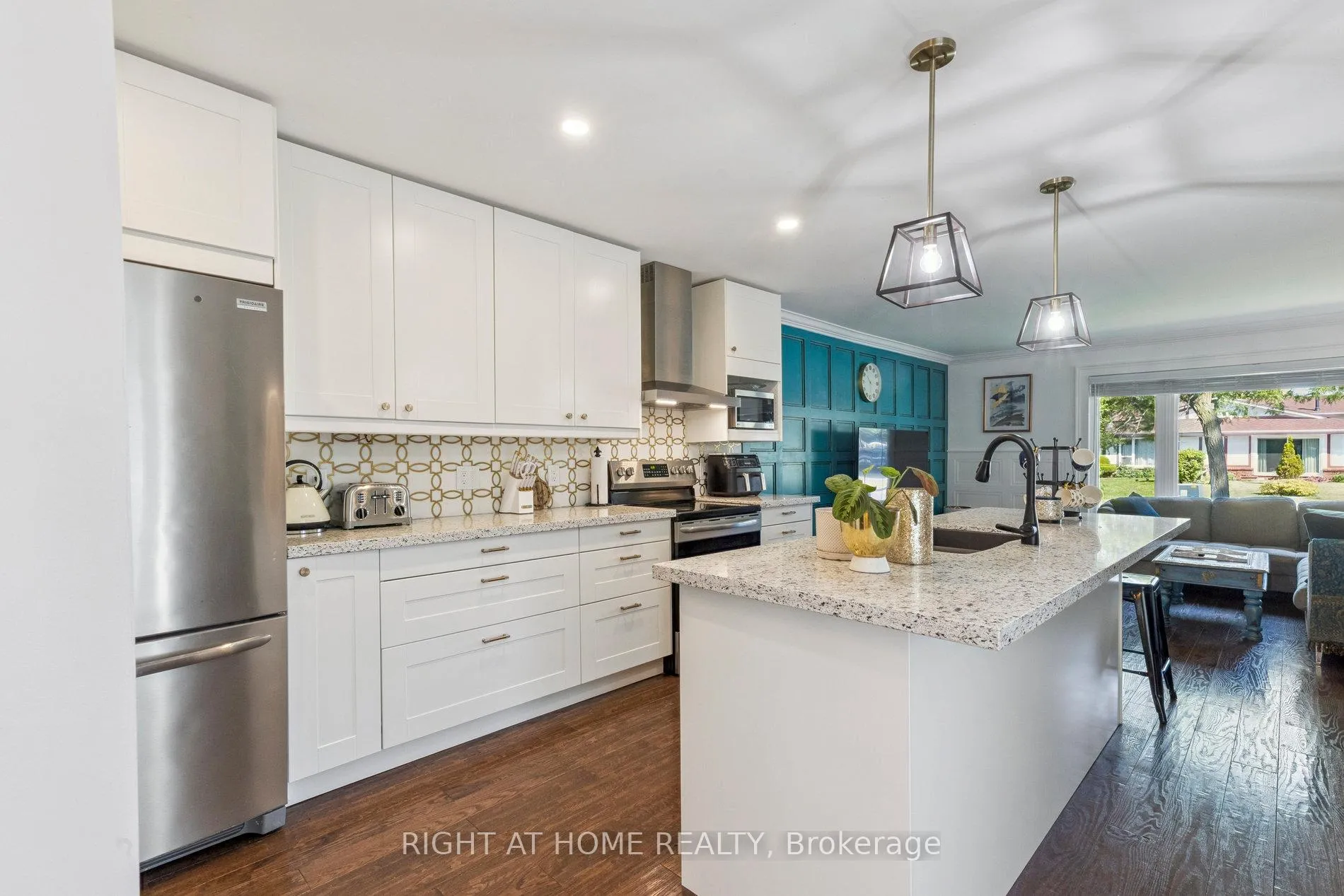 Photo 4 of 403 Chandos Court, Oshawa, Lakeview — HOMEH