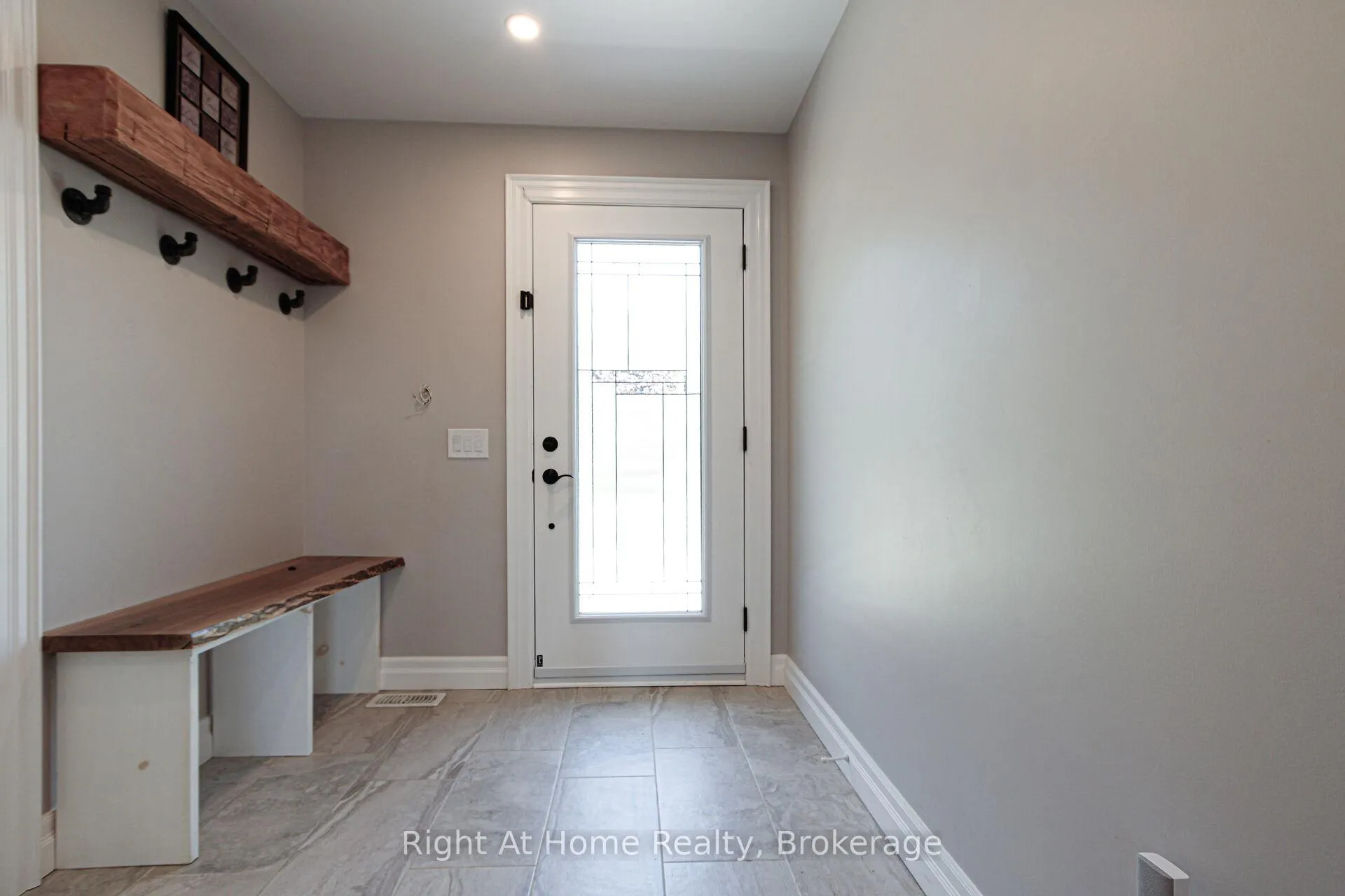 Photo 4 of 367 Golf Club Road, Hamilton, Rural Glanbrook — HOMEH