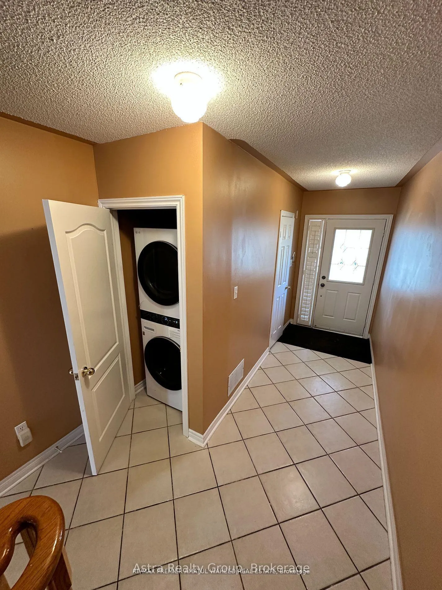 Photo 3 of 141 Foxchase Avenue, Vaughan, East Woodbridge — HOMEH
