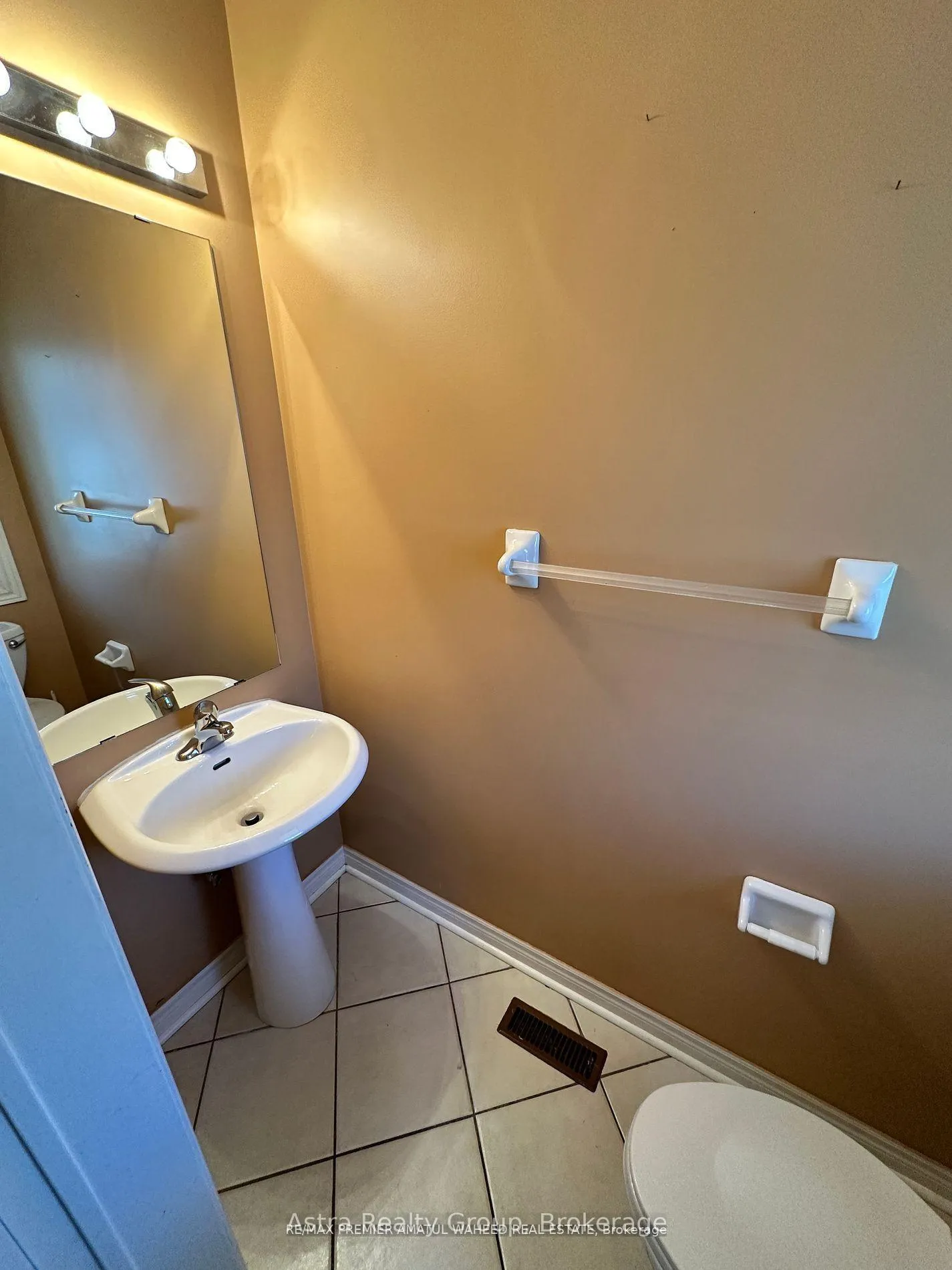 Photo 4 of 141 Foxchase Avenue, Vaughan, East Woodbridge — HOMEH