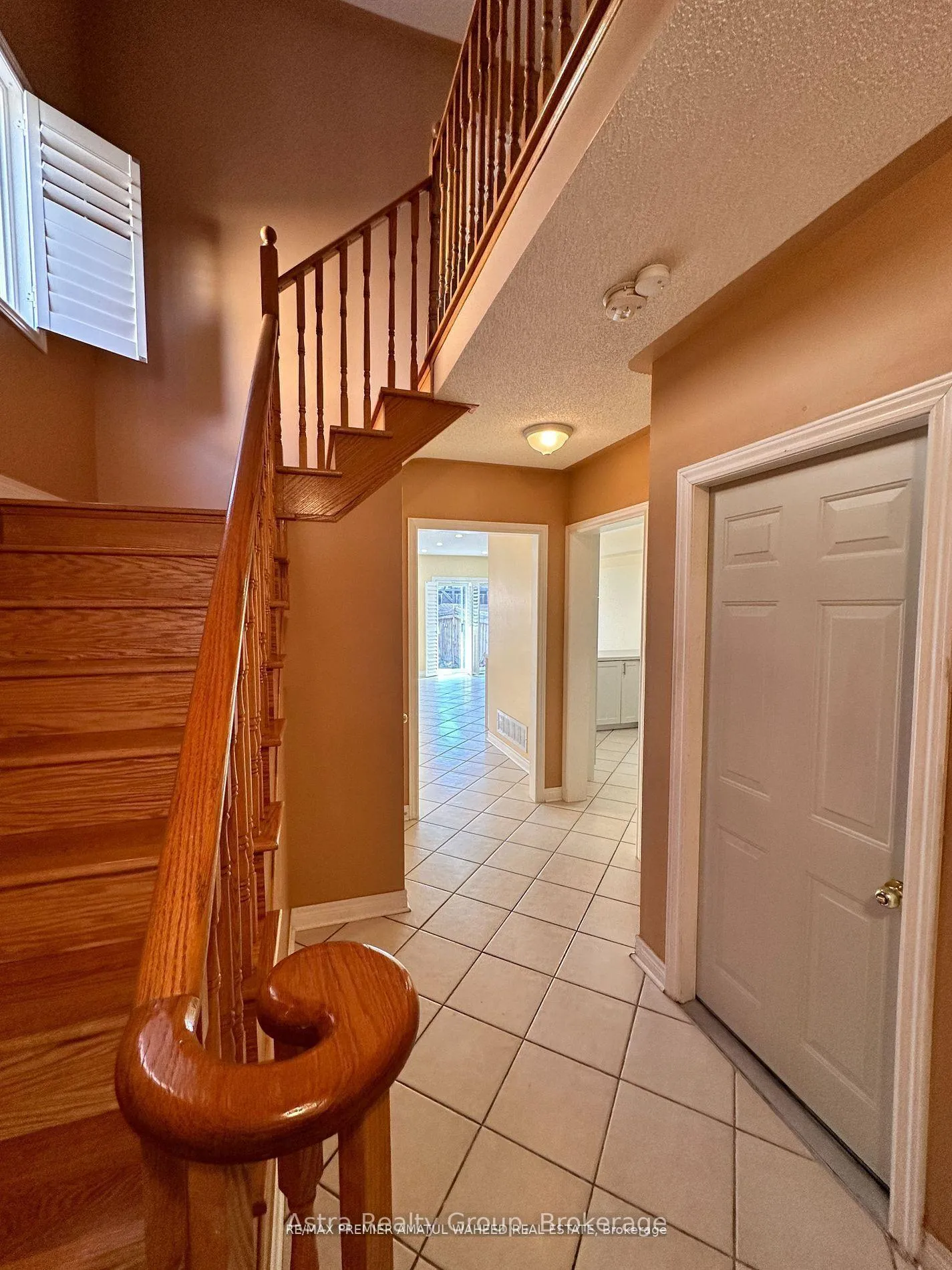 Photo 5 of 141 Foxchase Avenue, Vaughan, East Woodbridge — HOMEH