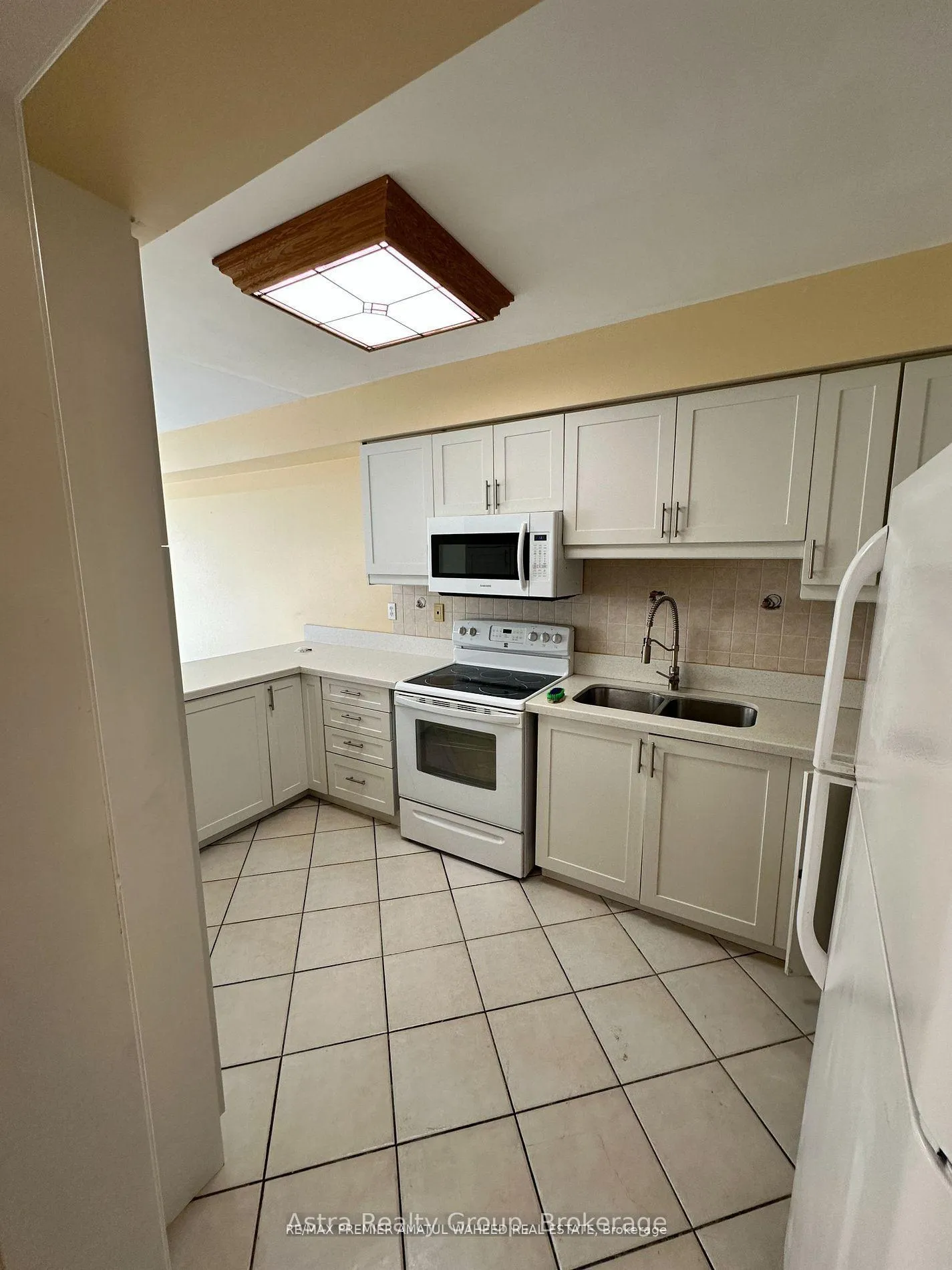 Photo 6 of 141 Foxchase Avenue, Vaughan, East Woodbridge — HOMEH