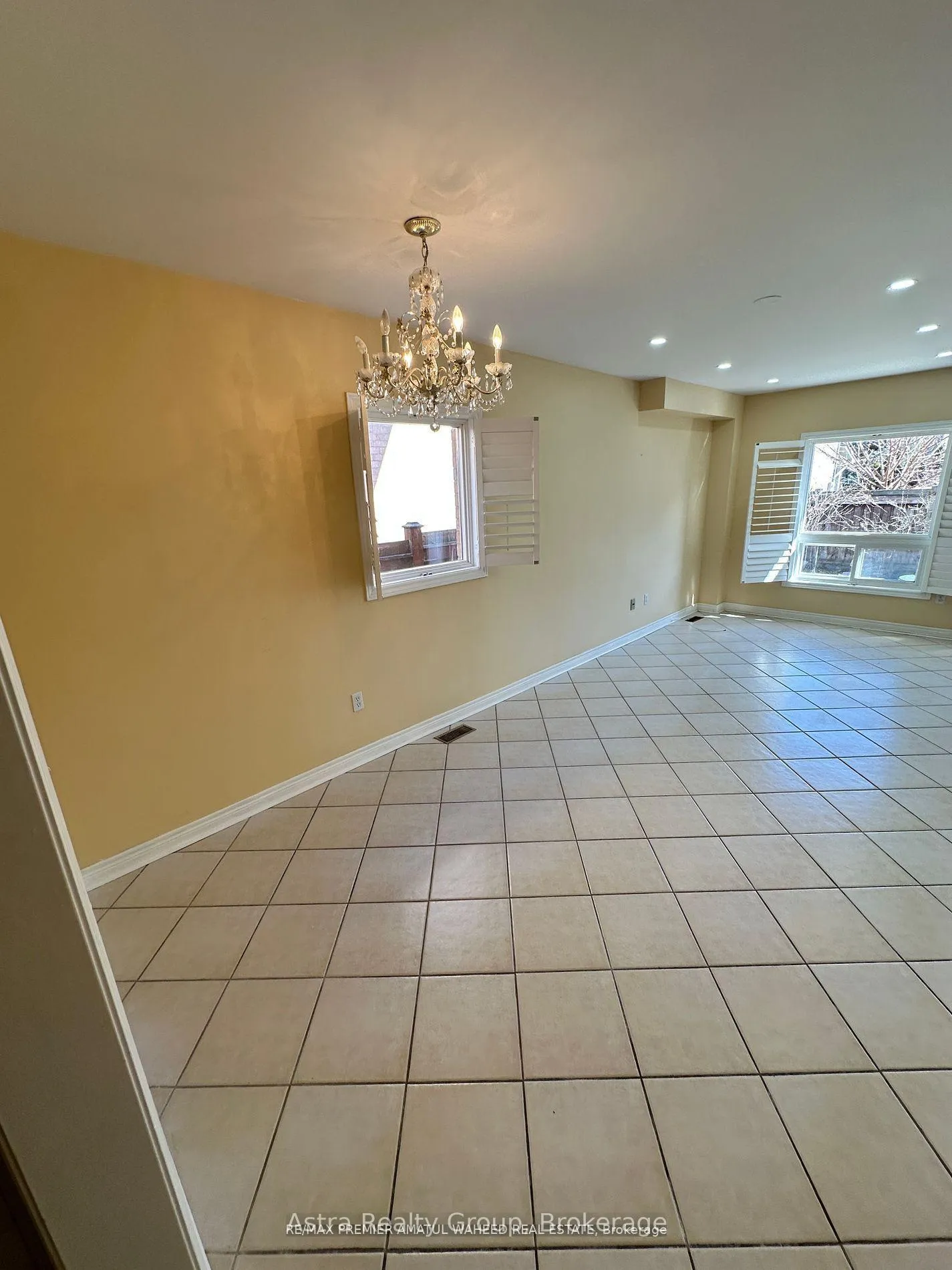 Photo 8 of 141 Foxchase Avenue, Vaughan, East Woodbridge — HOMEH