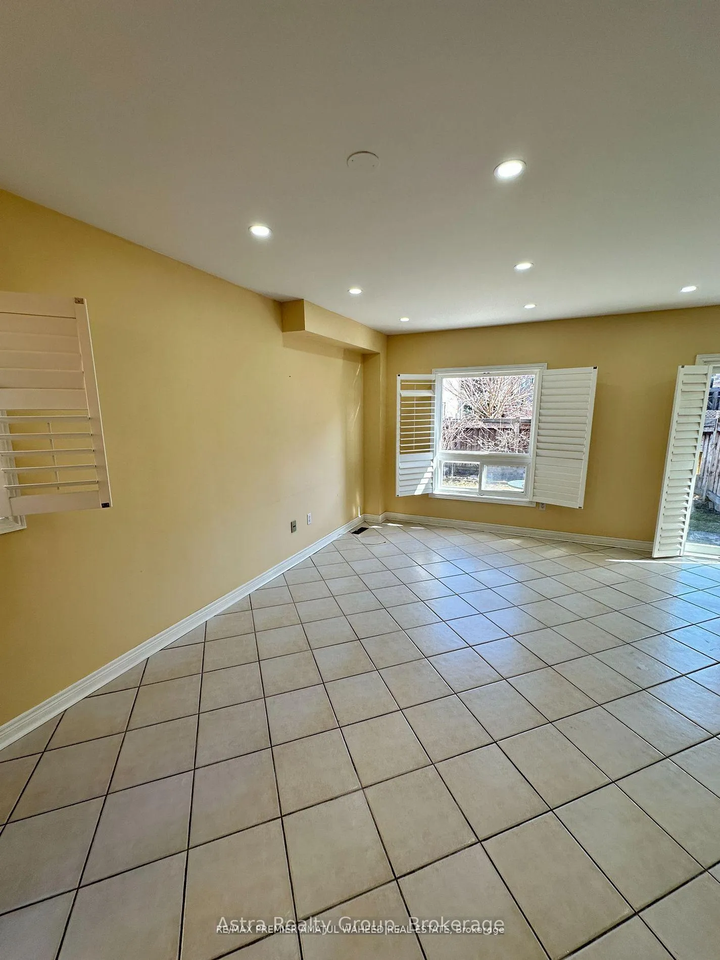 Photo 9 of 141 Foxchase Avenue, Vaughan, East Woodbridge — HOMEH