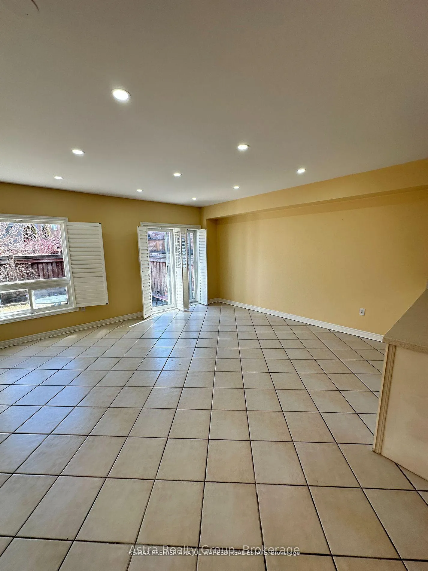 Photo 10 of 141 Foxchase Avenue, Vaughan, East Woodbridge — HOMEH