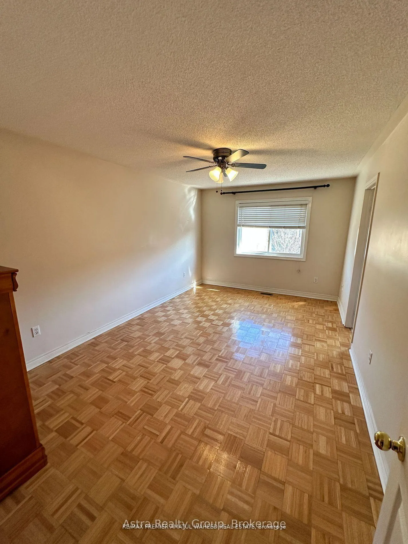 Photo 13 of 141 Foxchase Avenue, Vaughan, East Woodbridge — HOMEH