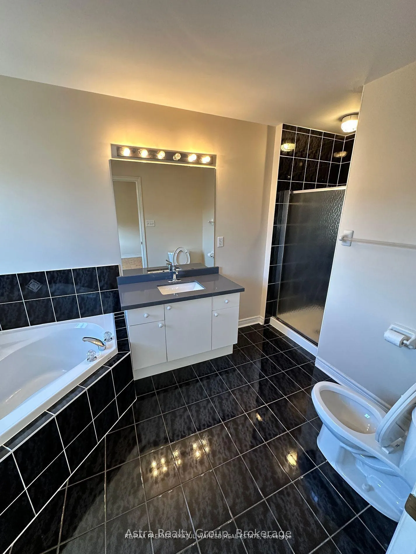 Photo 14 of 141 Foxchase Avenue, Vaughan, East Woodbridge — HOMEH