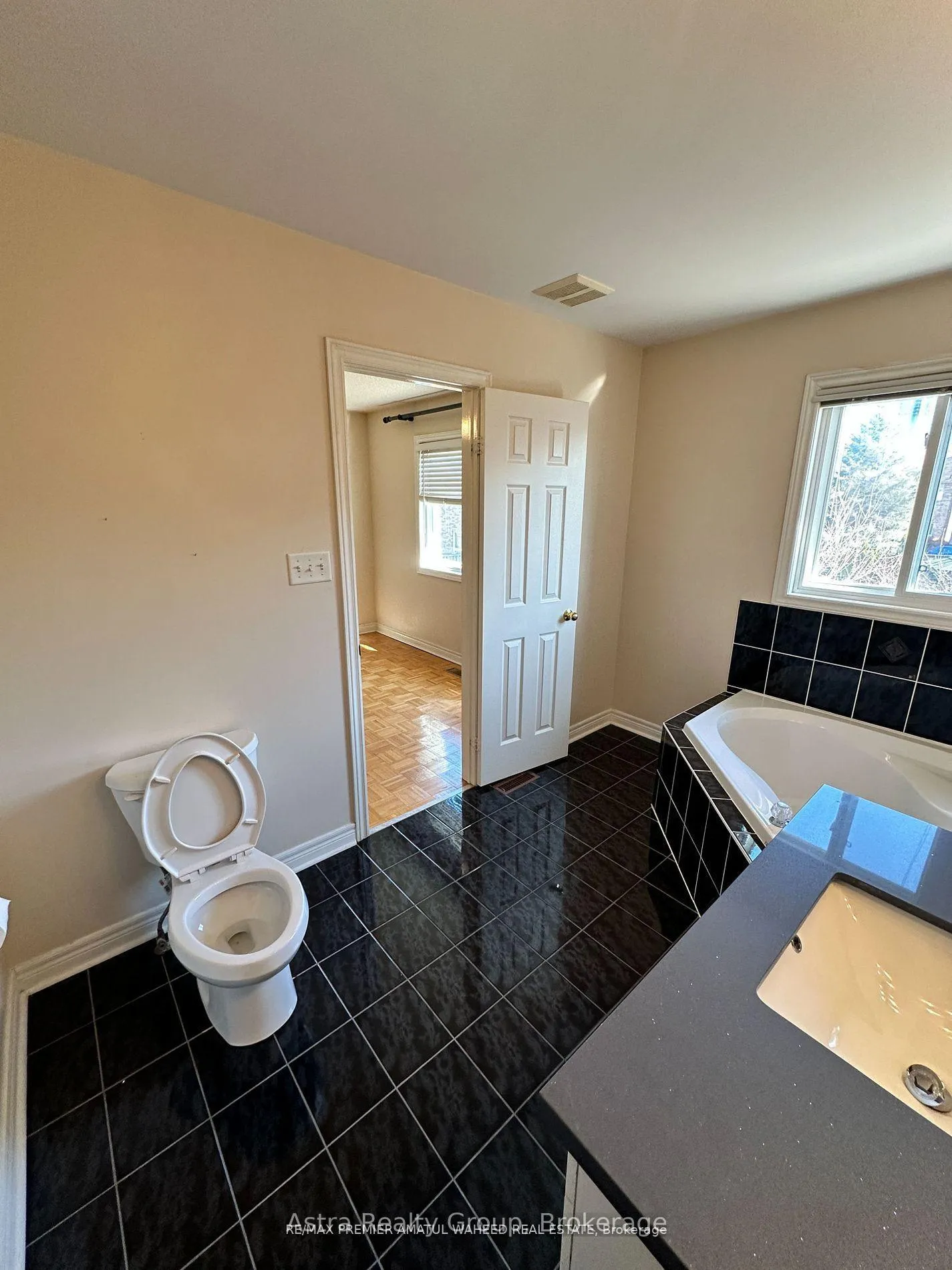 Photo 15 of 141 Foxchase Avenue, Vaughan, East Woodbridge — HOMEH
