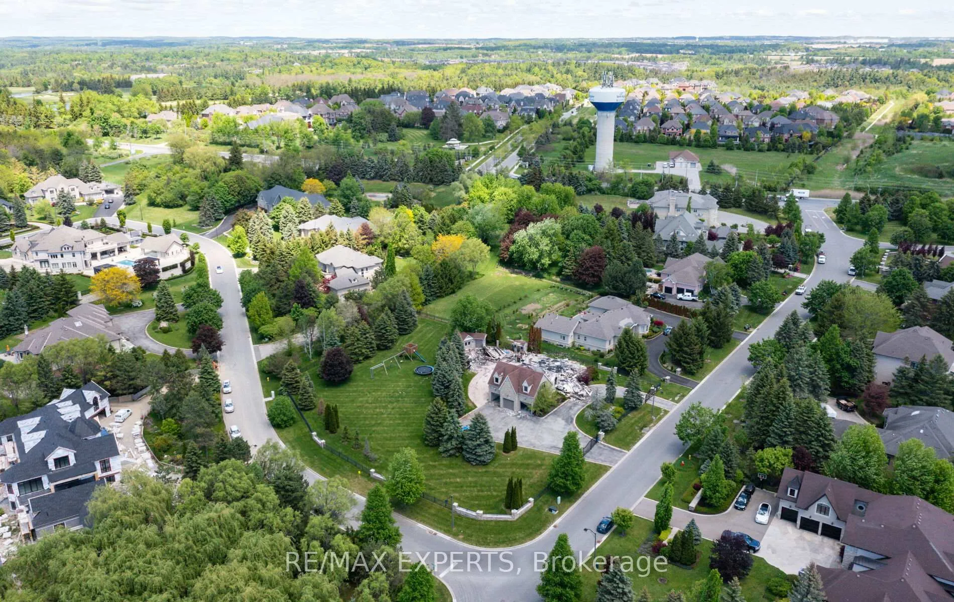 Photo 2 of 76 Forest Heights Boulevard, Vaughan, Kleinburg — HOMEH