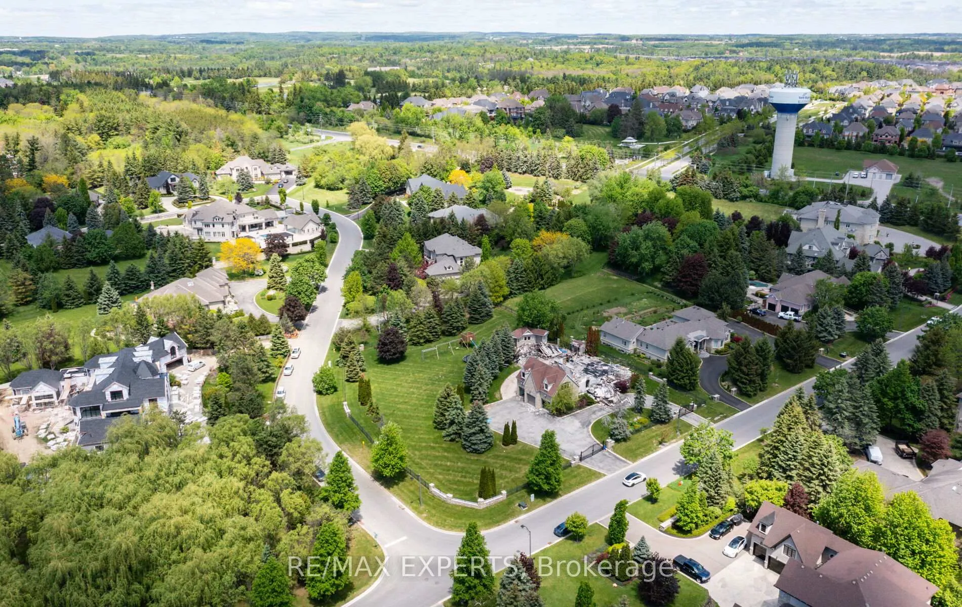 Photo 3 of 76 Forest Heights Boulevard, Vaughan, Kleinburg — HOMEH