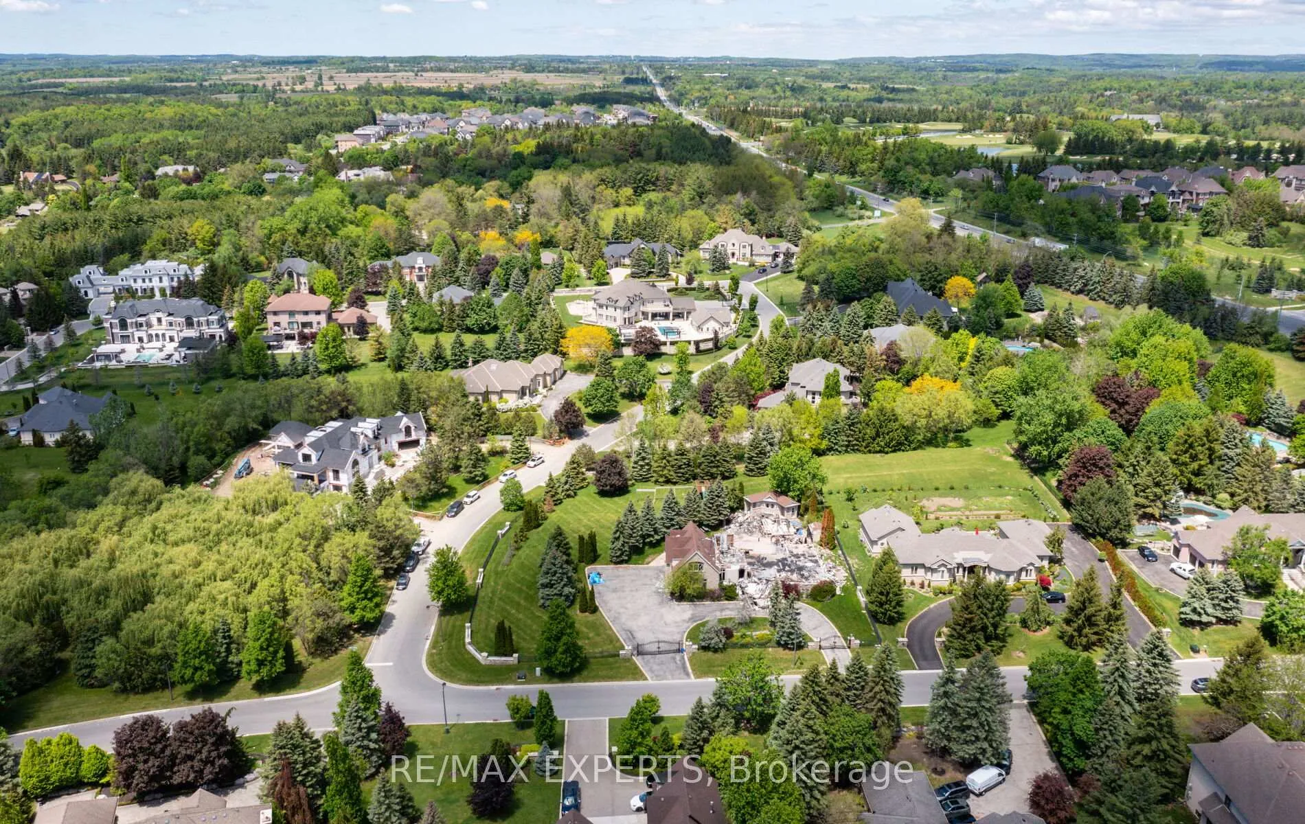 Photo 4 of 76 Forest Heights Boulevard, Vaughan, Kleinburg — HOMEH