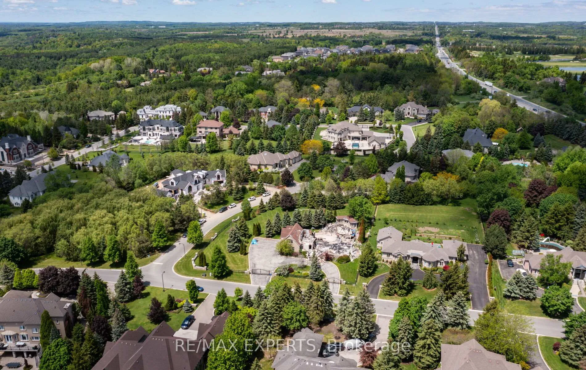 Photo 5 of 76 Forest Heights Boulevard, Vaughan, Kleinburg — HOMEH