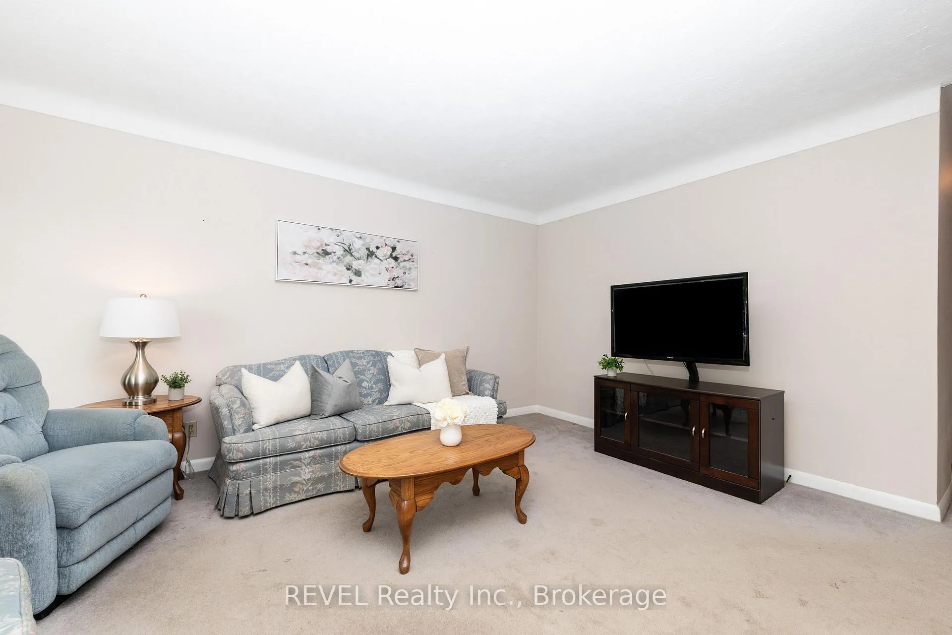 Photo 7 of 247 Kilgour Avenue, Welland, Broadway — HOMEH