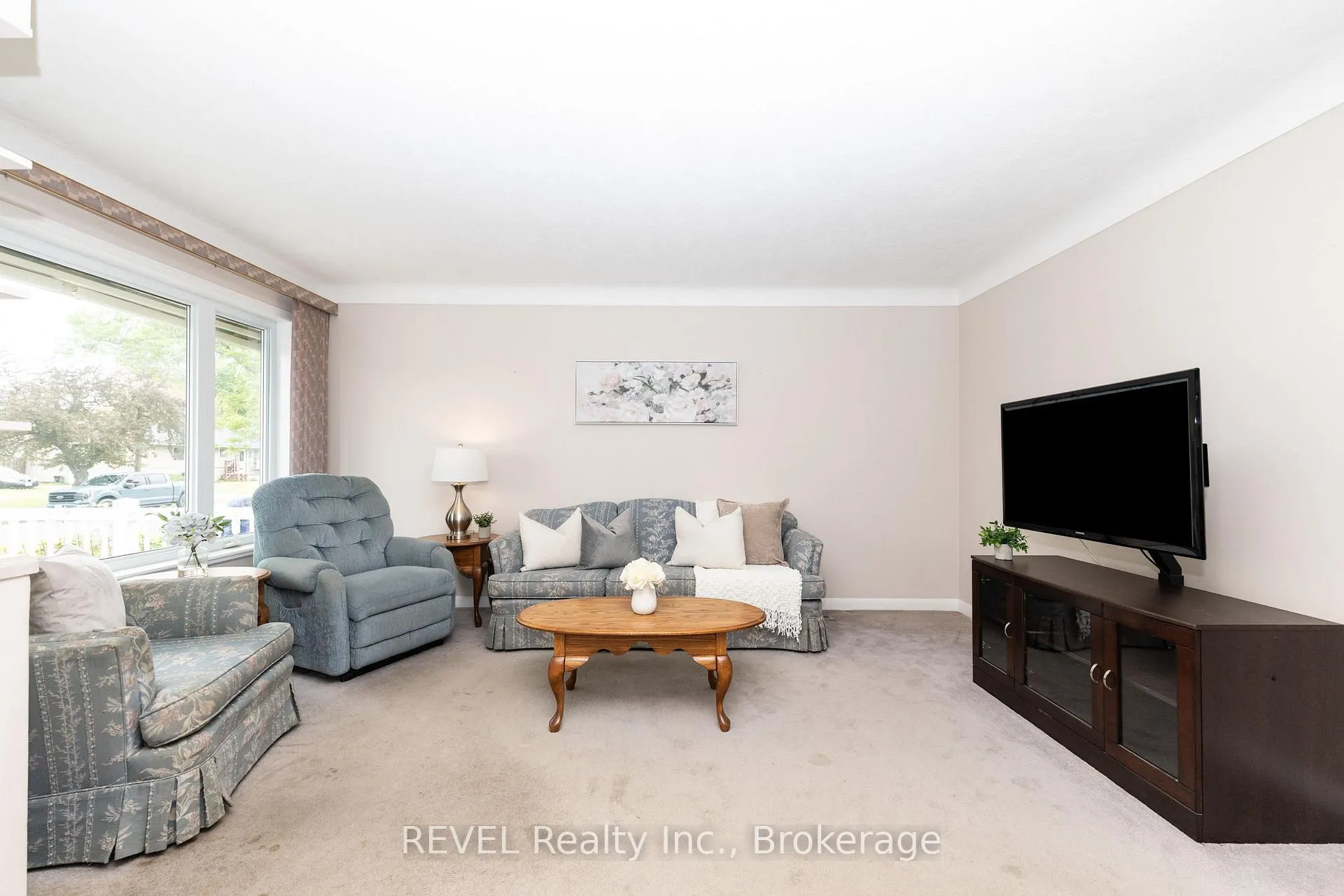 Photo 8 of 247 Kilgour Avenue, Welland, Broadway — HOMEH