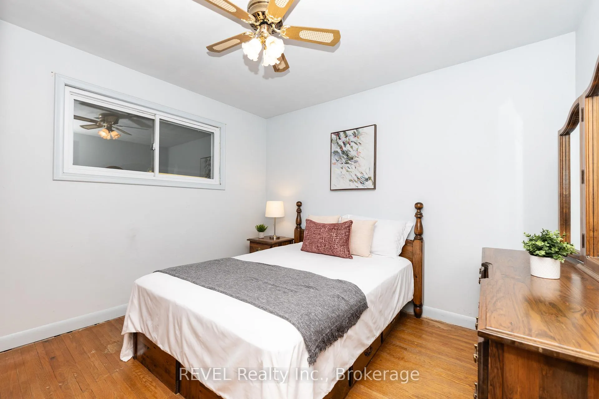 Photo 17 of 247 Kilgour Avenue, Welland, Broadway — HOMEH