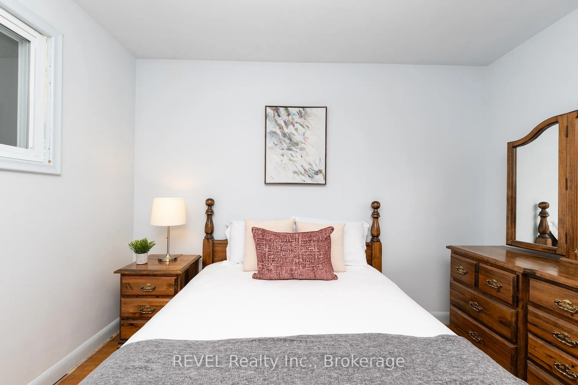 Photo 18 of 247 Kilgour Avenue, Welland, Broadway — HOMEH