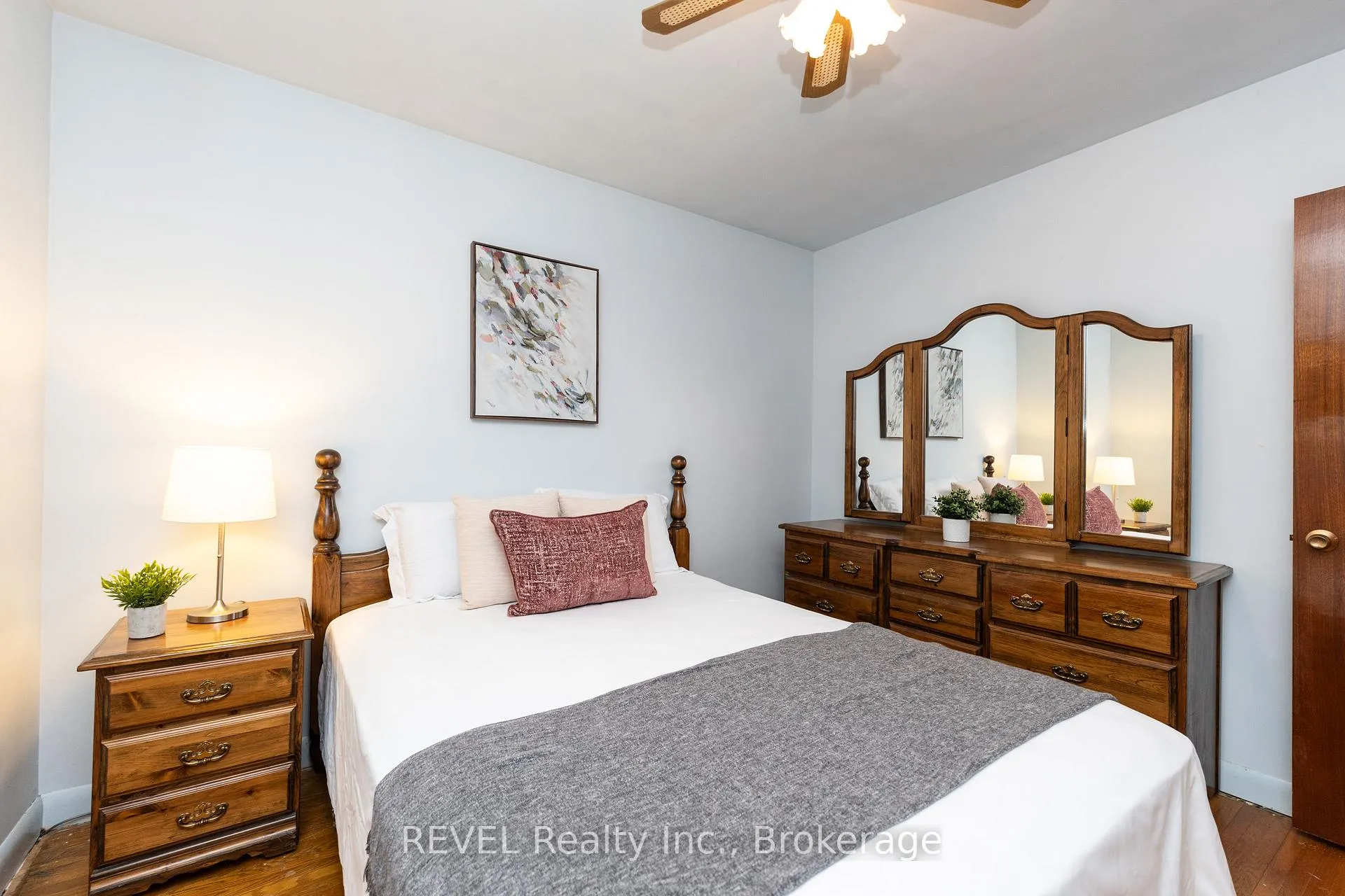Photo 19 of 247 Kilgour Avenue, Welland, Broadway — HOMEH