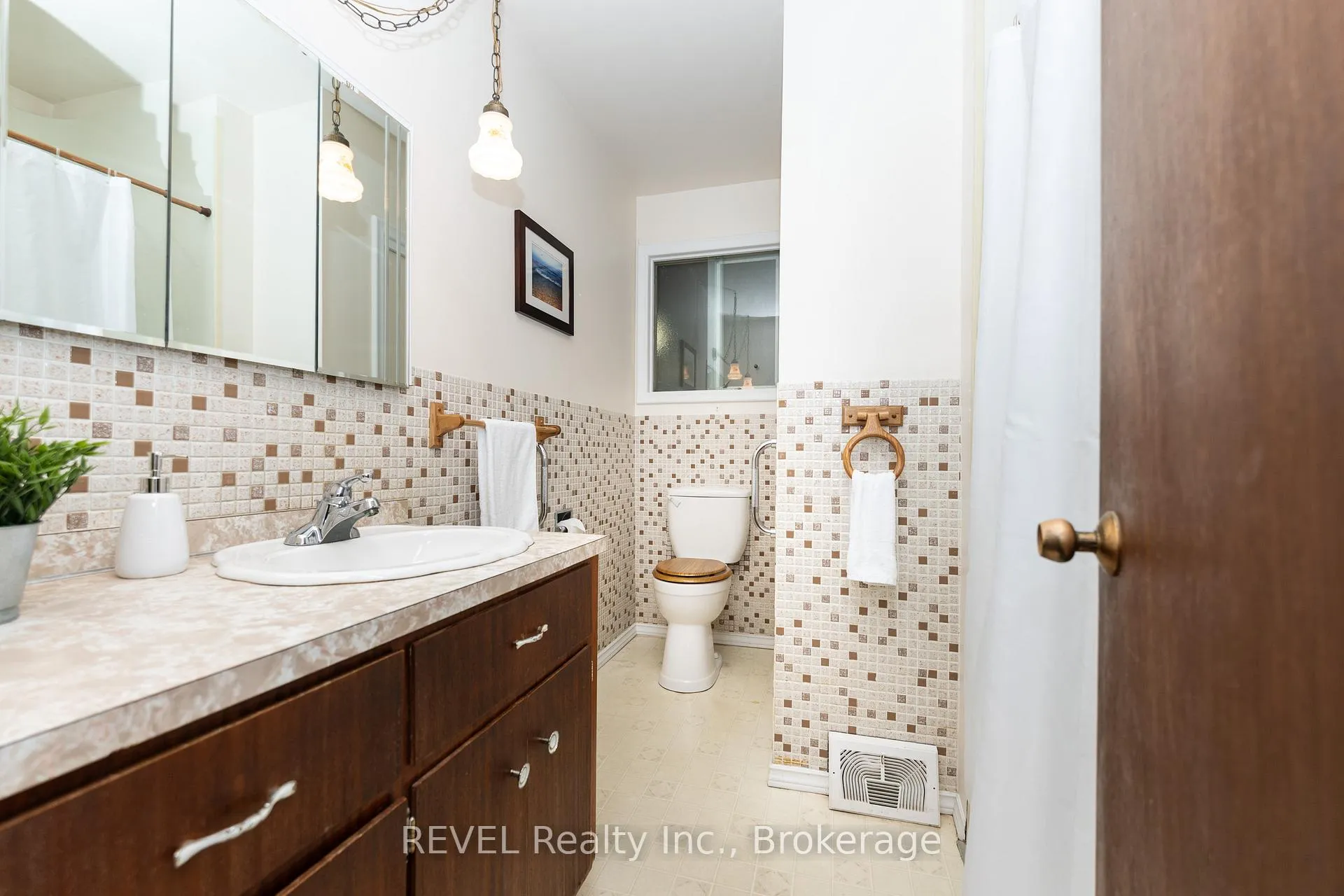 Photo 23 of 247 Kilgour Avenue, Welland, Broadway — HOMEH