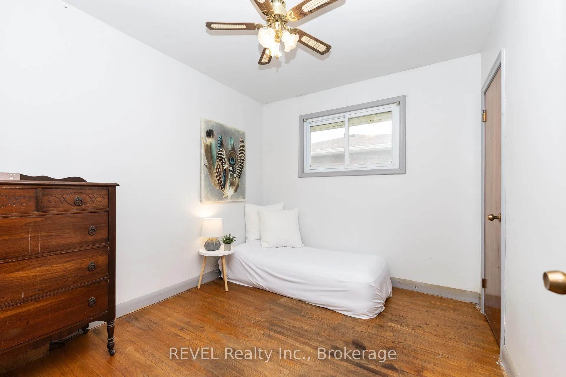 Photo 24 of 247 Kilgour Avenue, Welland, Broadway — HOMEH