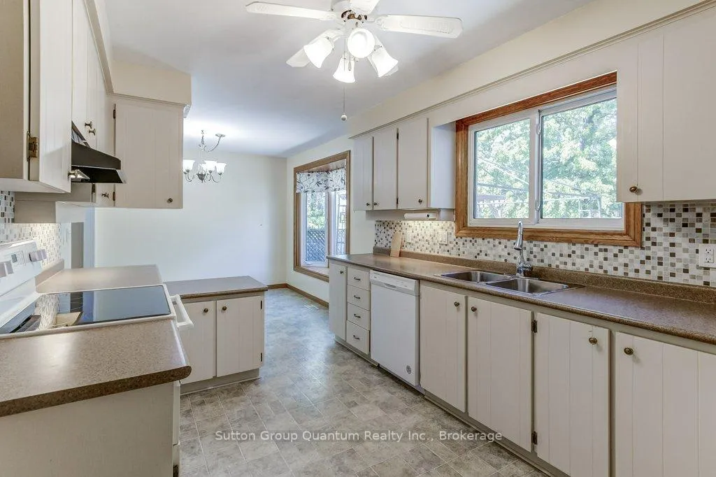Photo 17 of 70 Graystone Drive, Hamilton, Gilkson — HOMEH