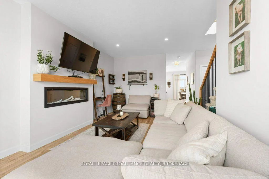 Photo 12 of 139 Superior Drive, Loyalist, Amherstview — HOMEH