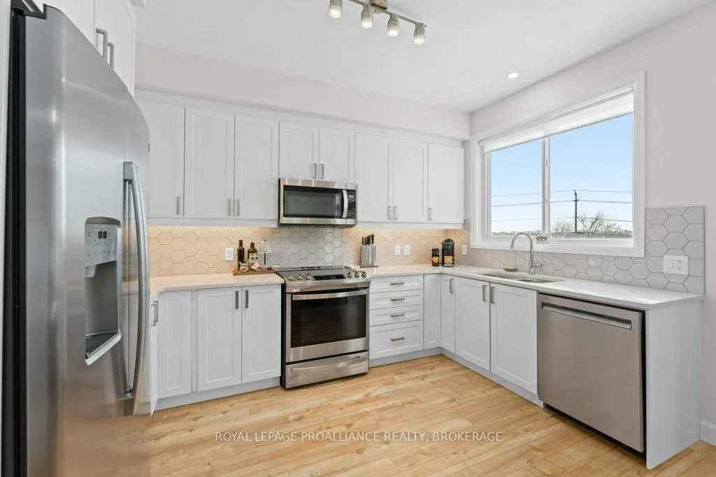Photo 14 of 139 Superior Drive, Loyalist, Amherstview — HOMEH