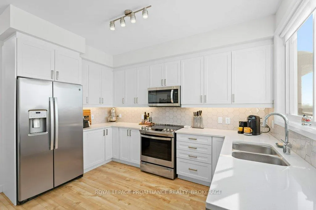 Photo 15 of 139 Superior Drive, Loyalist, Amherstview — HOMEH