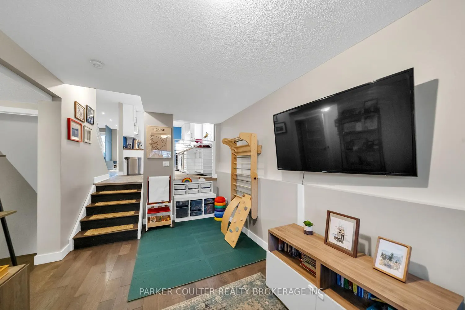 Photo 16 of 138 Benson Drive, Barrie, Northwest — HOMEH