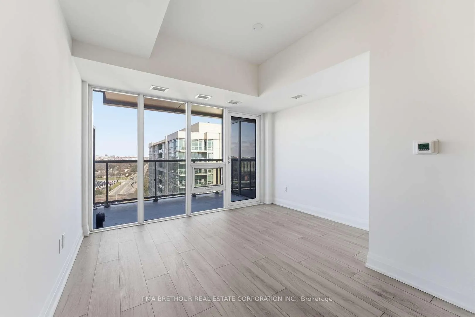 Photo 3 of Unit 1812, 1035 Southdown Road, Mississauga, Clarkson — HOMEH