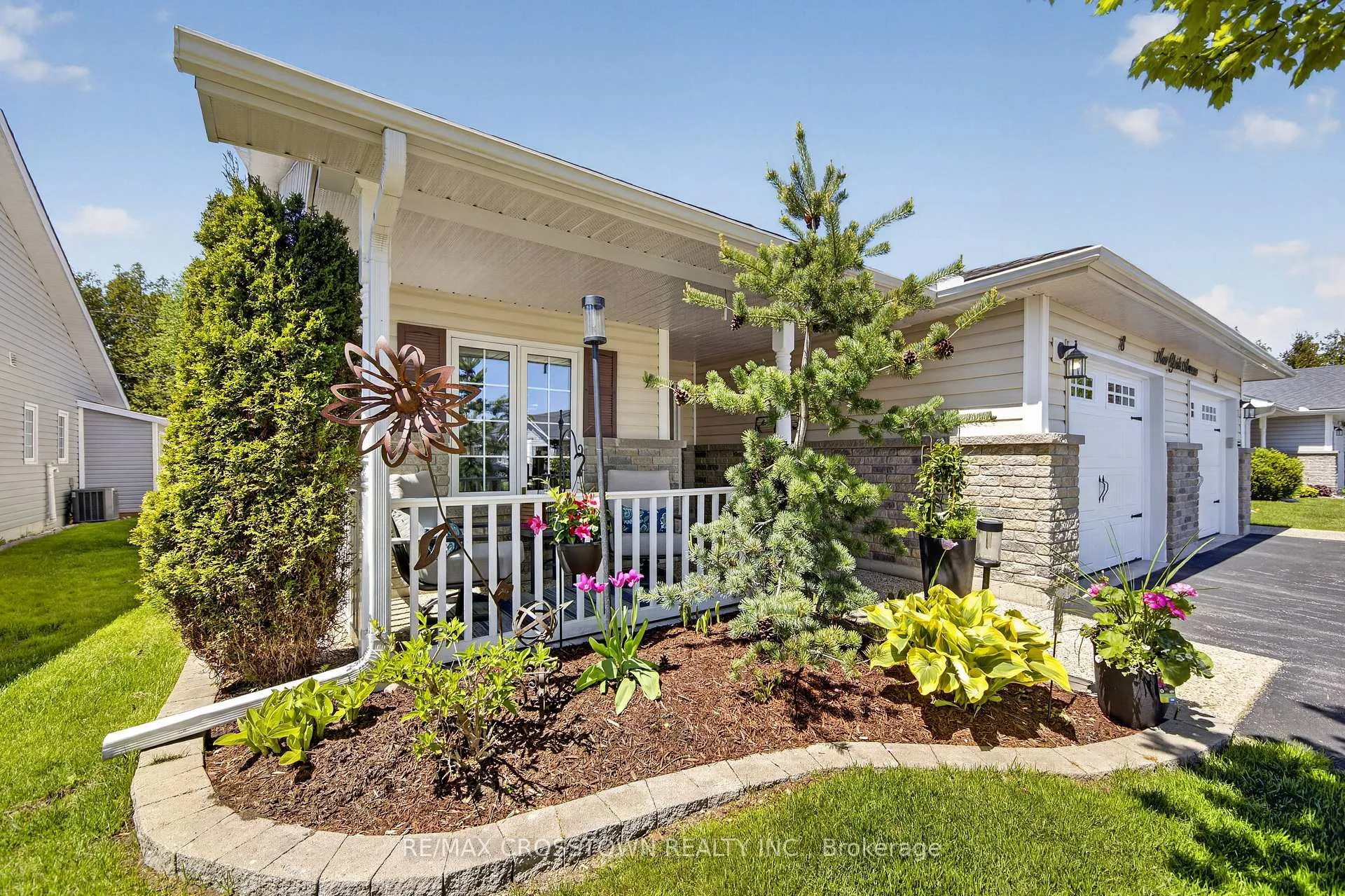 Photo 3 of 8 New York Avenue, Wasaga Beach — HOMEH