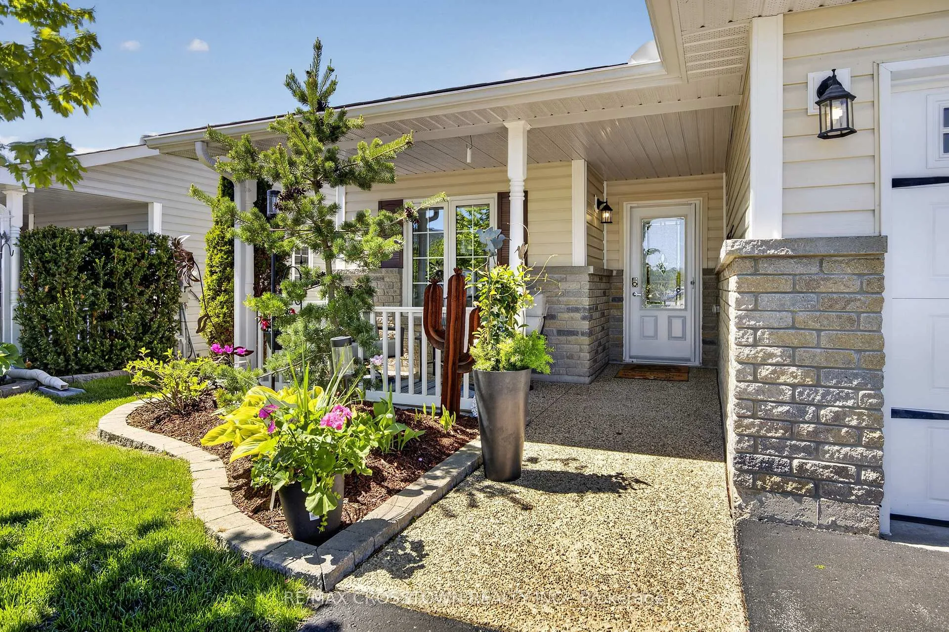 Photo 4 of 8 New York Avenue, Wasaga Beach — HOMEH