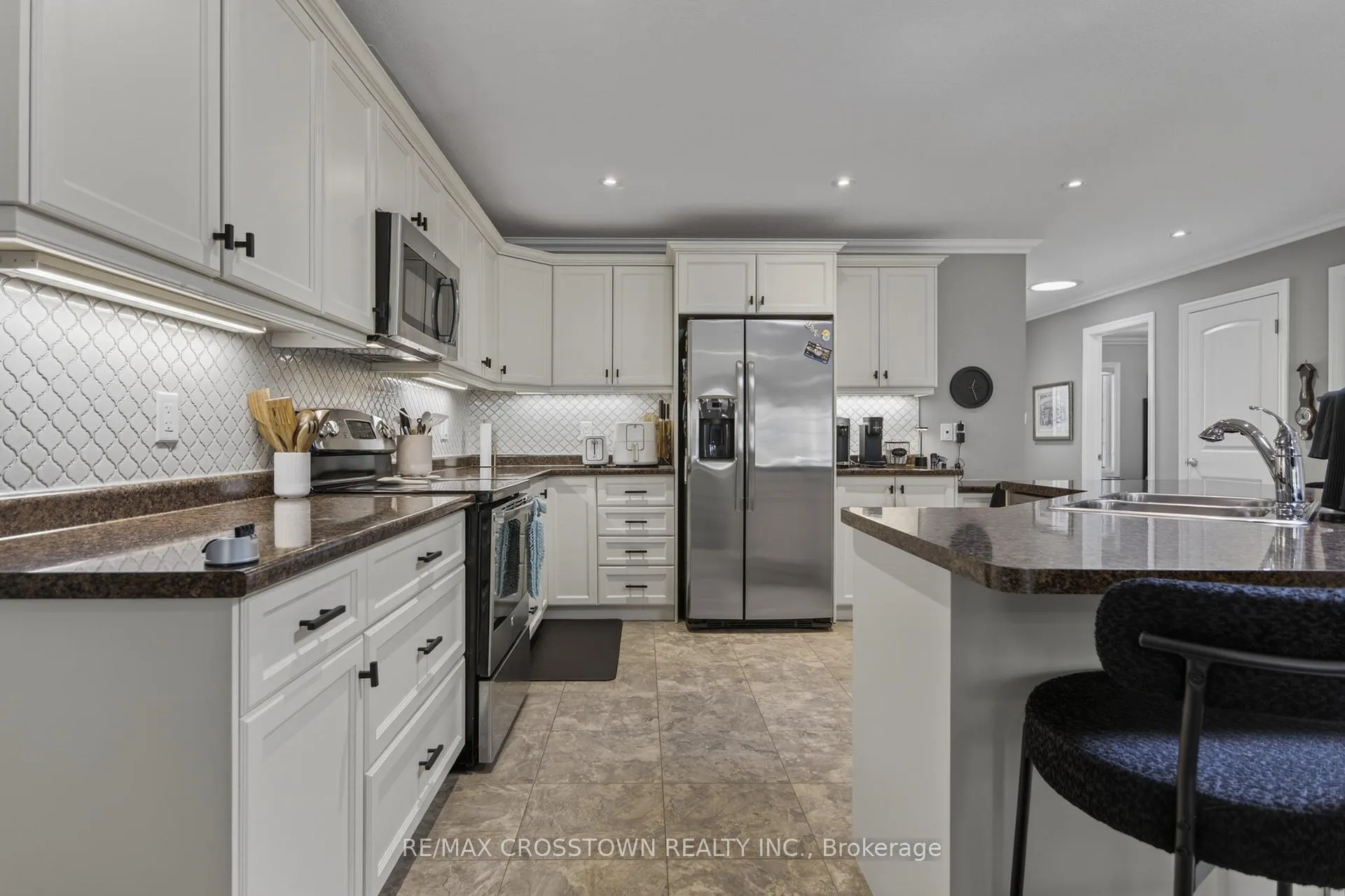 Photo 17 of 8 New York Avenue, Wasaga Beach — HOMEH
