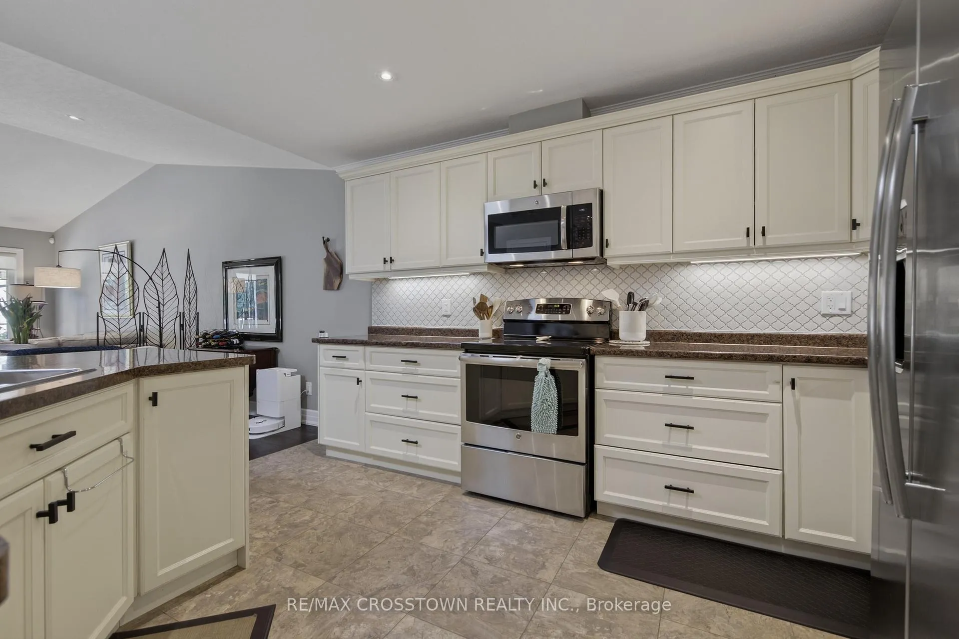 Photo 18 of 8 New York Avenue, Wasaga Beach — HOMEH
