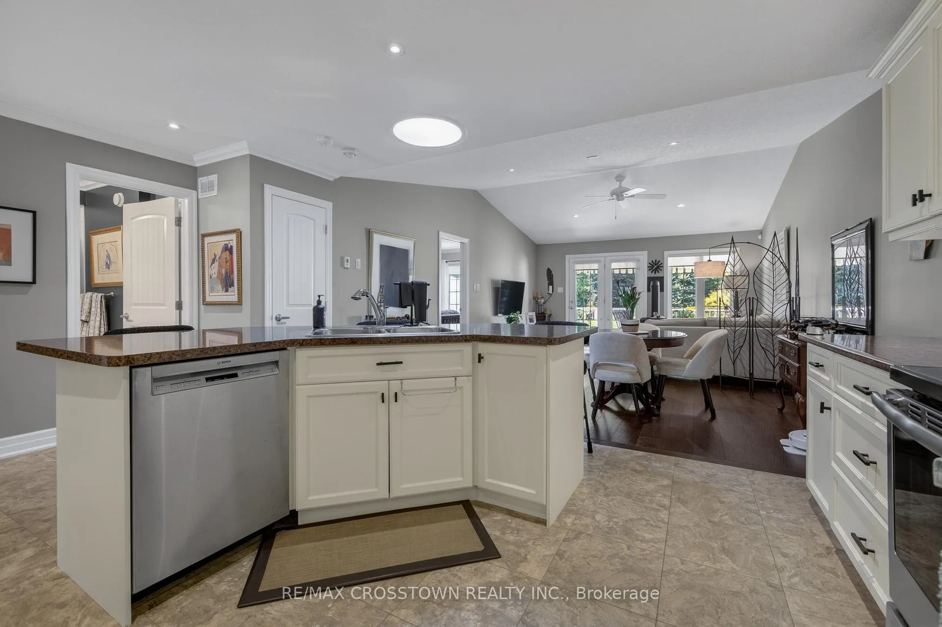 Photo 19 of 8 New York Avenue, Wasaga Beach — HOMEH