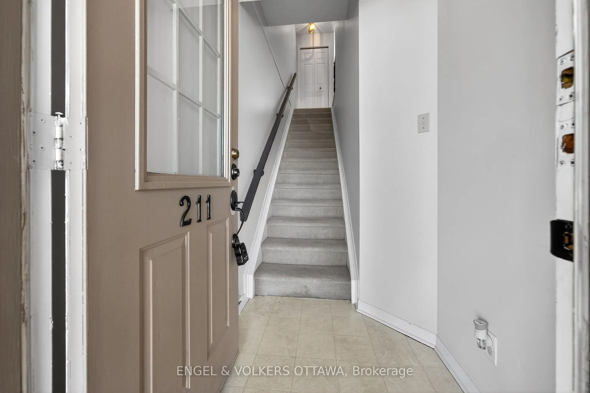 Photo 2 of 211 Briston Private, Ottawa, Hunt Club Park — HOMEH
