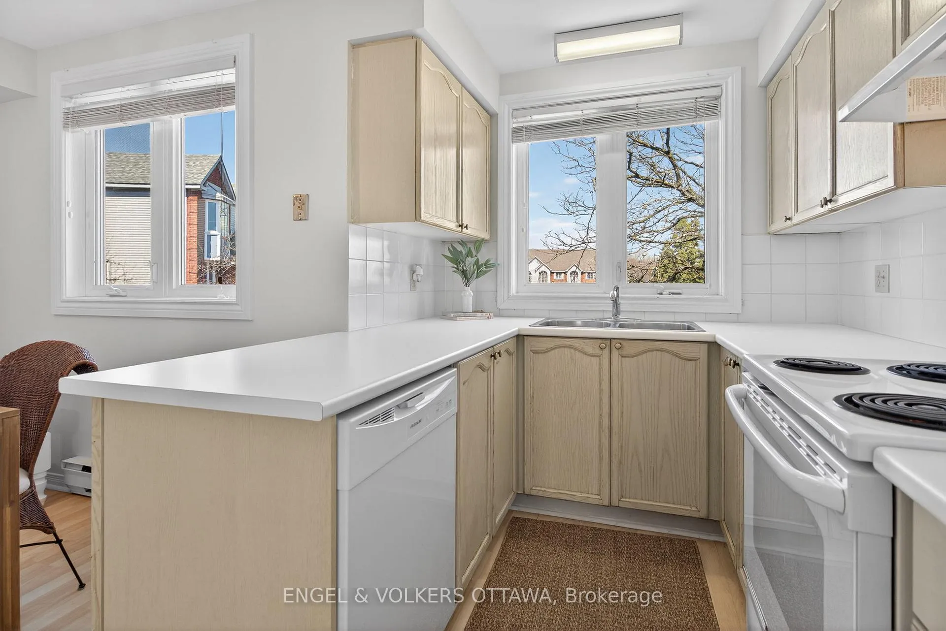 Photo 11 of 211 Briston Private, Ottawa, Hunt Club Park — HOMEH