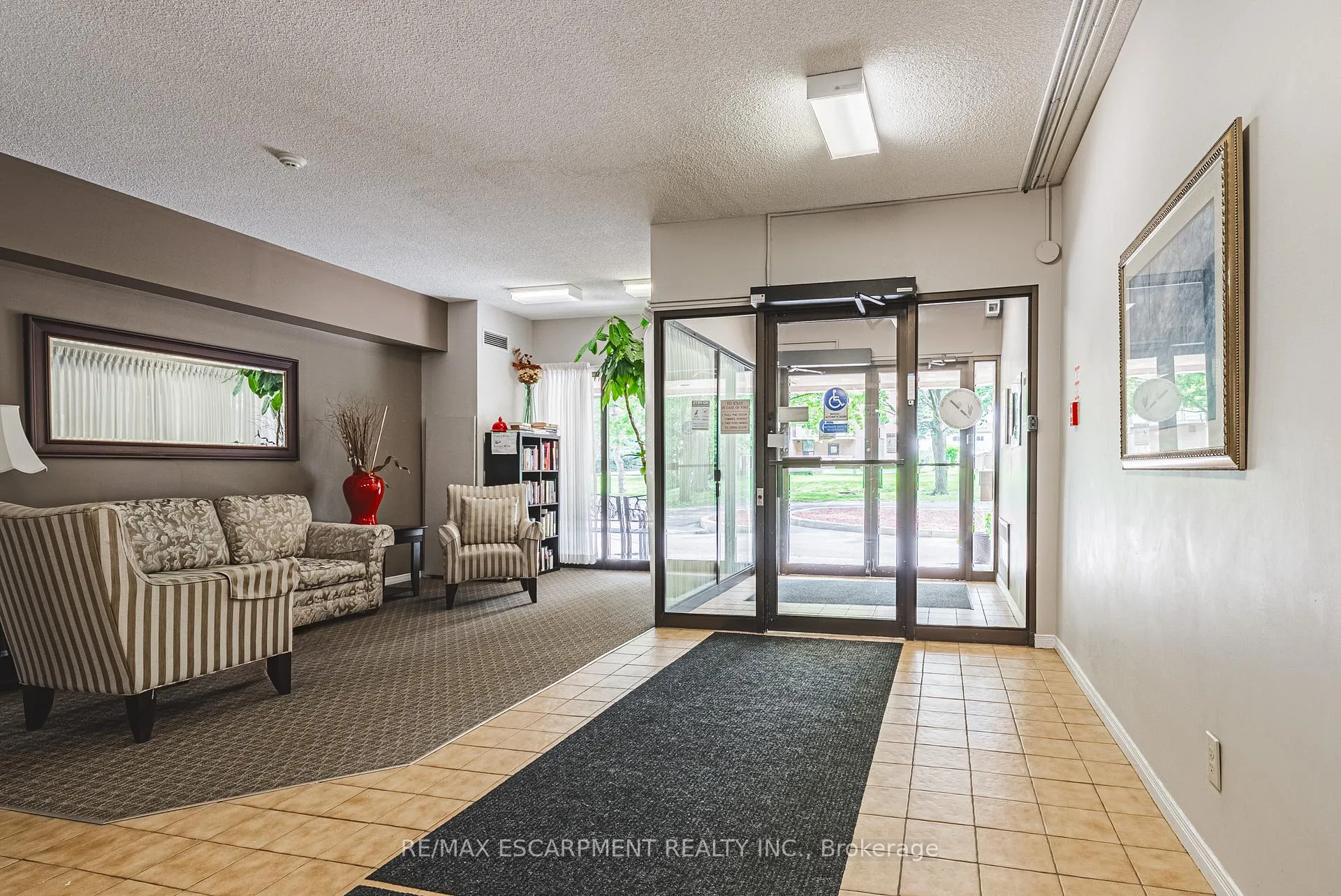 Photo 2 of Unit 103, 180 Limeridge Road W, Hamilton, Rolston — HOMEH
