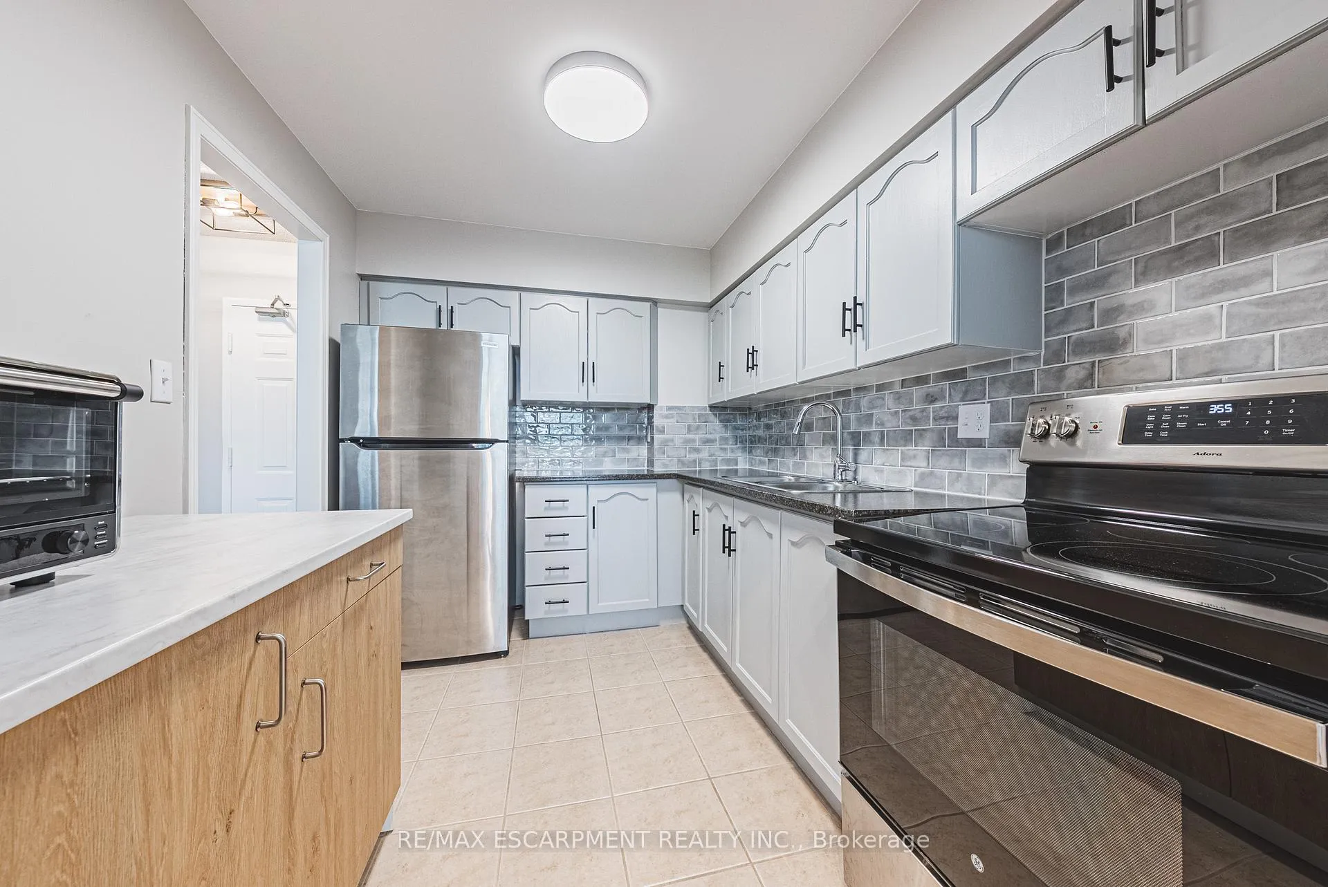 Photo 4 of Unit 103, 180 Limeridge Road W, Hamilton, Rolston — HOMEH