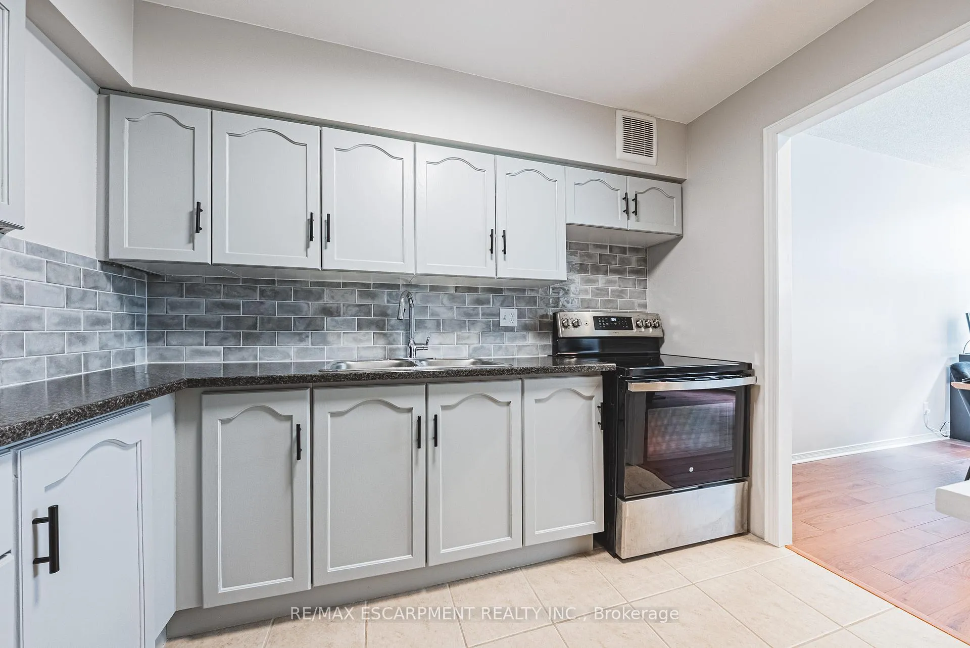 Photo 5 of Unit 103, 180 Limeridge Road W, Hamilton, Rolston — HOMEH