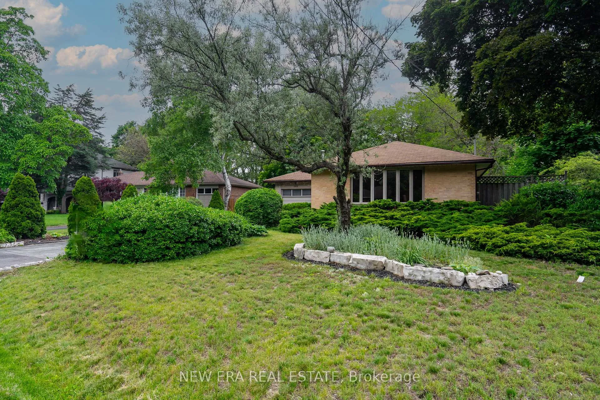 Photo 2 of 1553 Wembury Road, Mississauga, Lorne Park — HOMEH