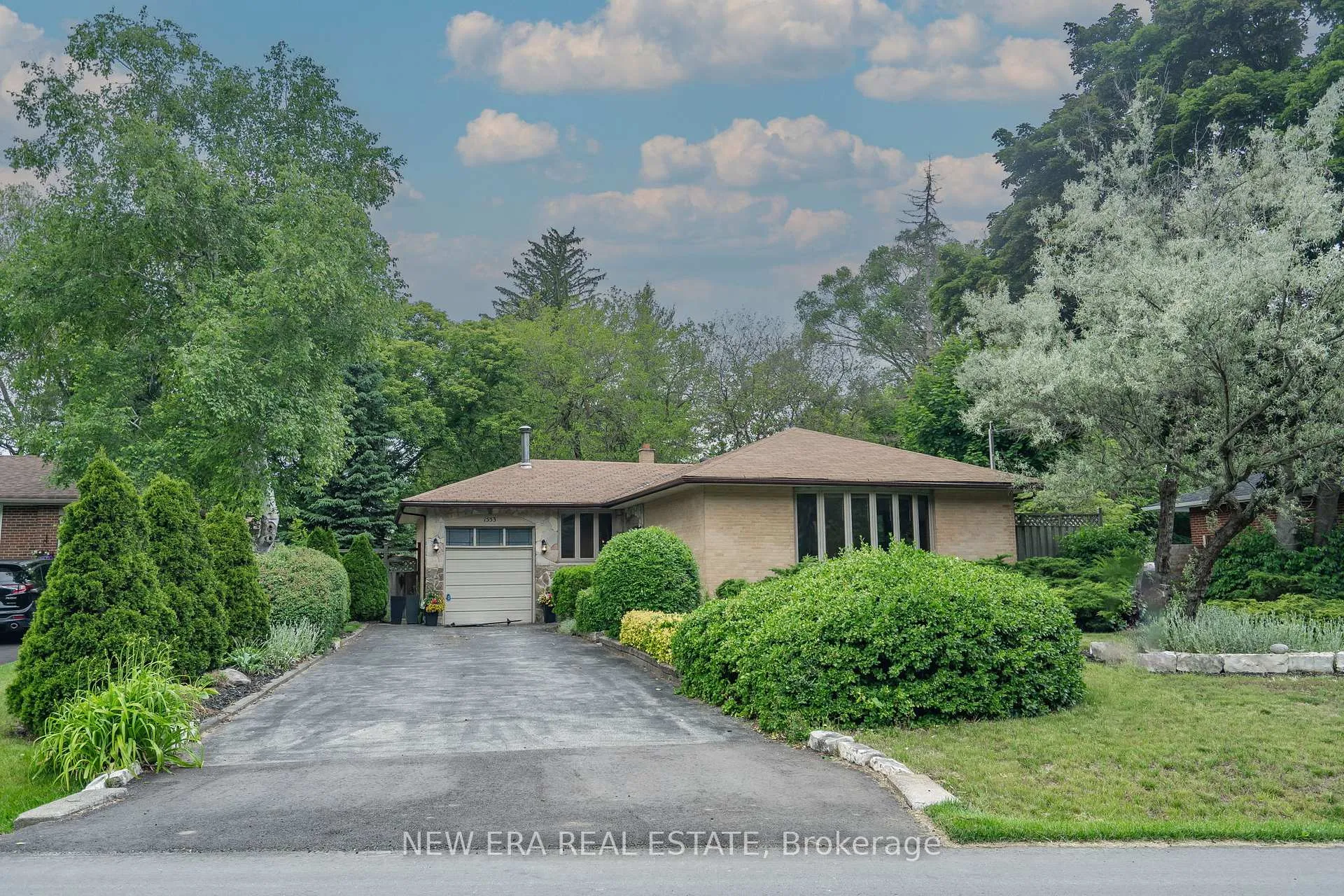 Photo 3 of 1553 Wembury Road, Mississauga, Lorne Park — HOMEH