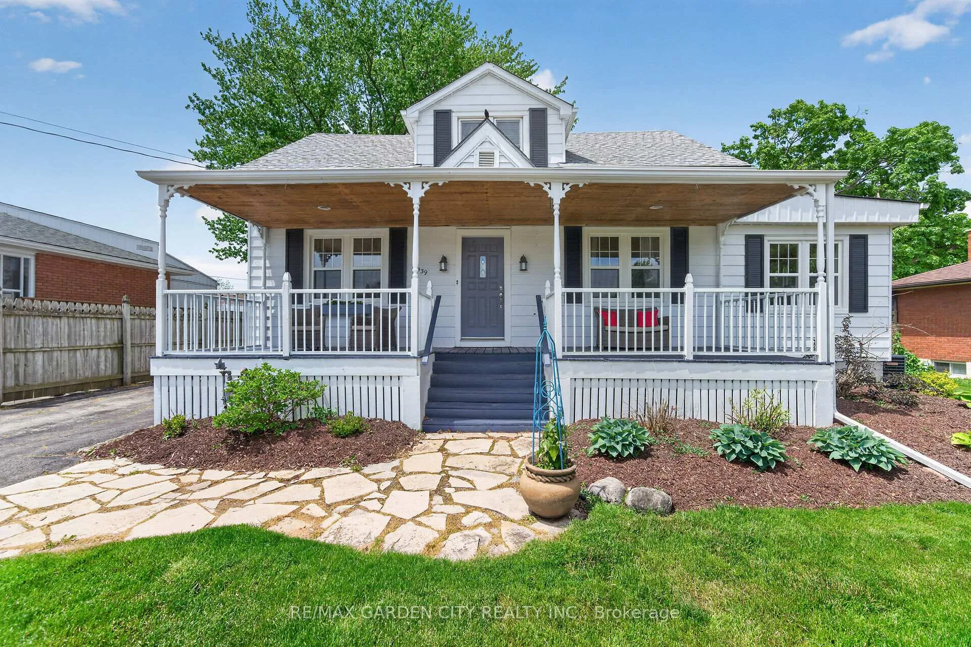 Photo 3 of 439 Murray Street, Grimsby, Grimsby Beach — HOMEH