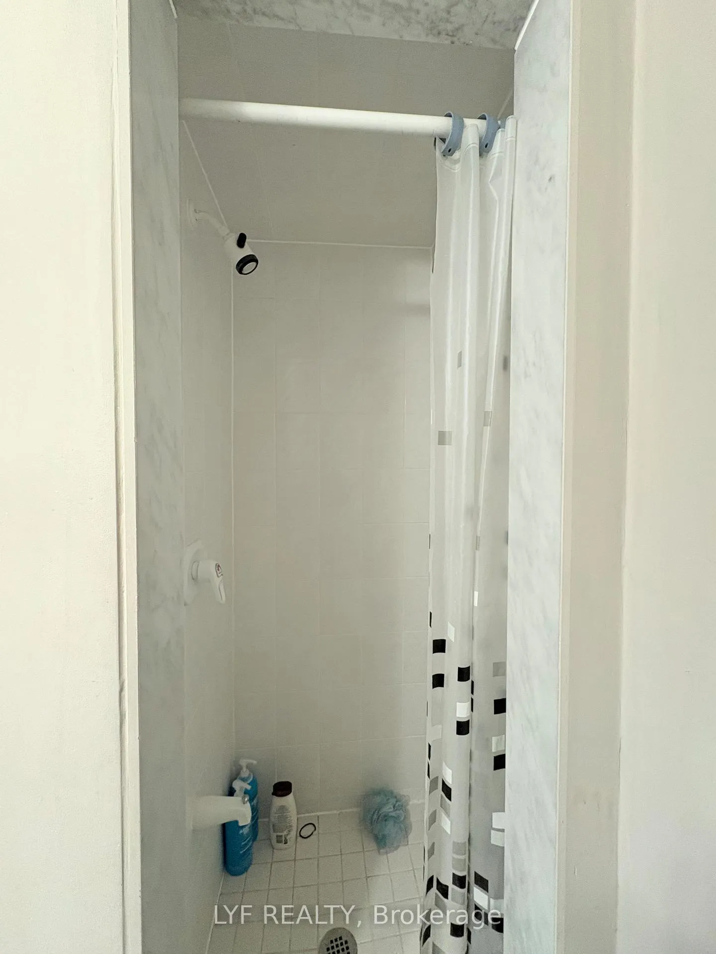 Photo 7 of Unit Main A, 31 Markhaven Road, Markham, Unionville — HOMEH