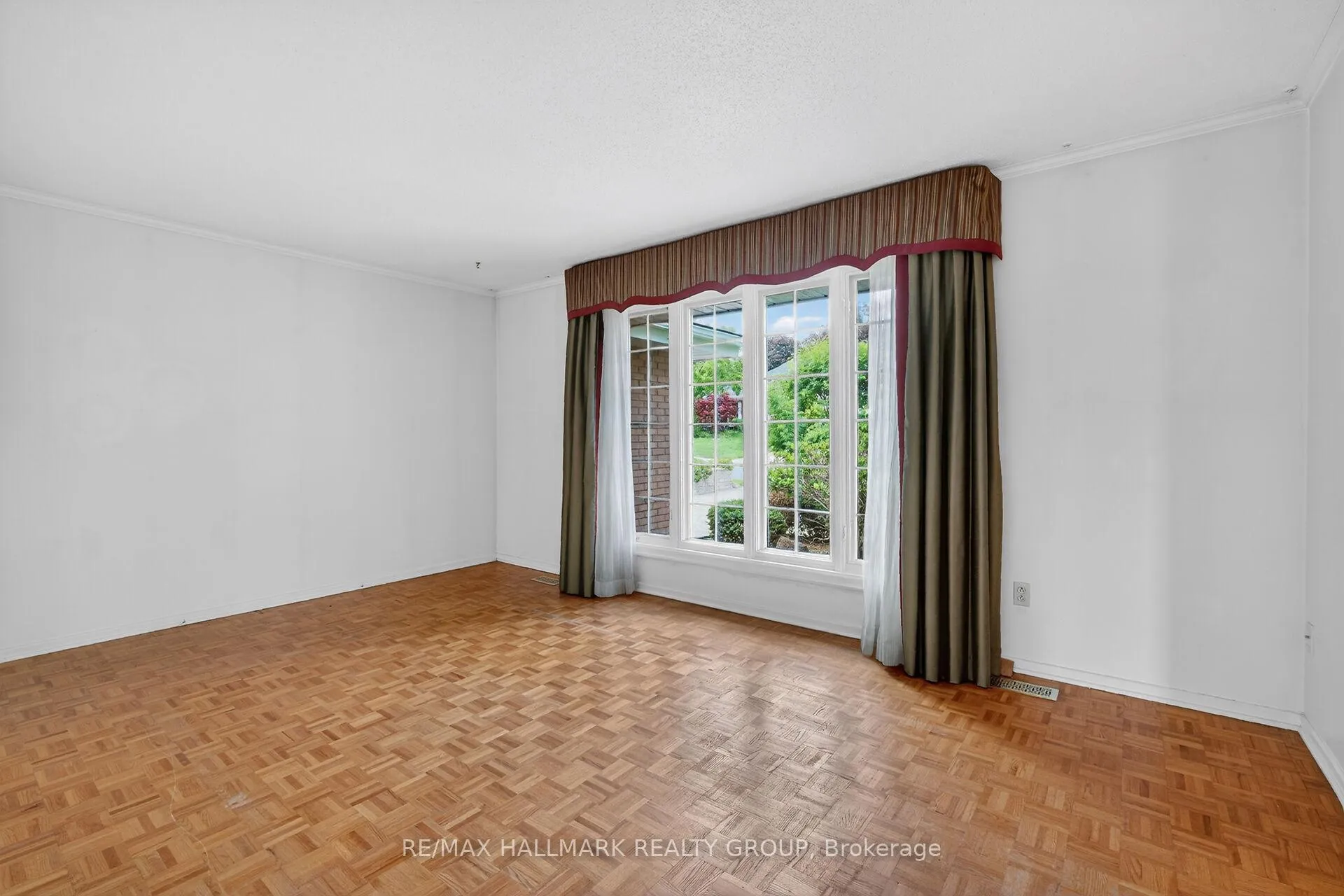 Photo 4 of 2204 Hamelin Crescent, Ottawa, Beacon Hill North — HOMEH